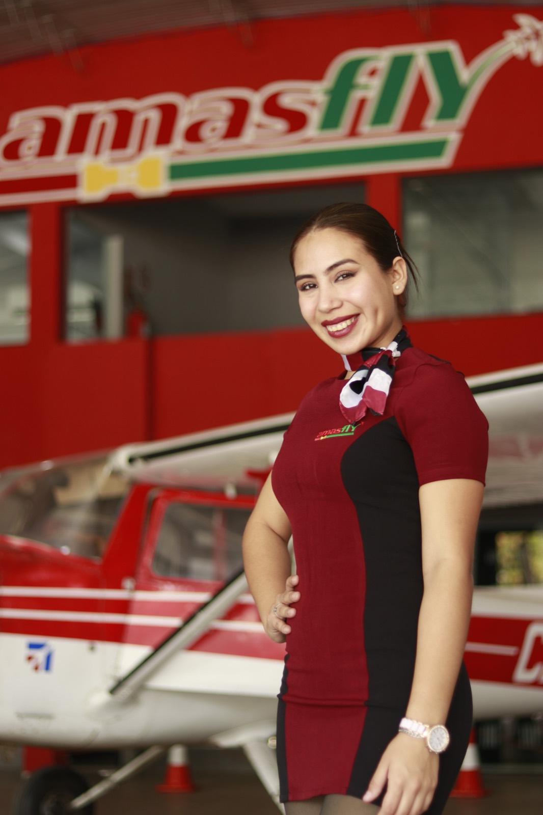 Alumna de AMASFLY junto a la aeronave de instrucción