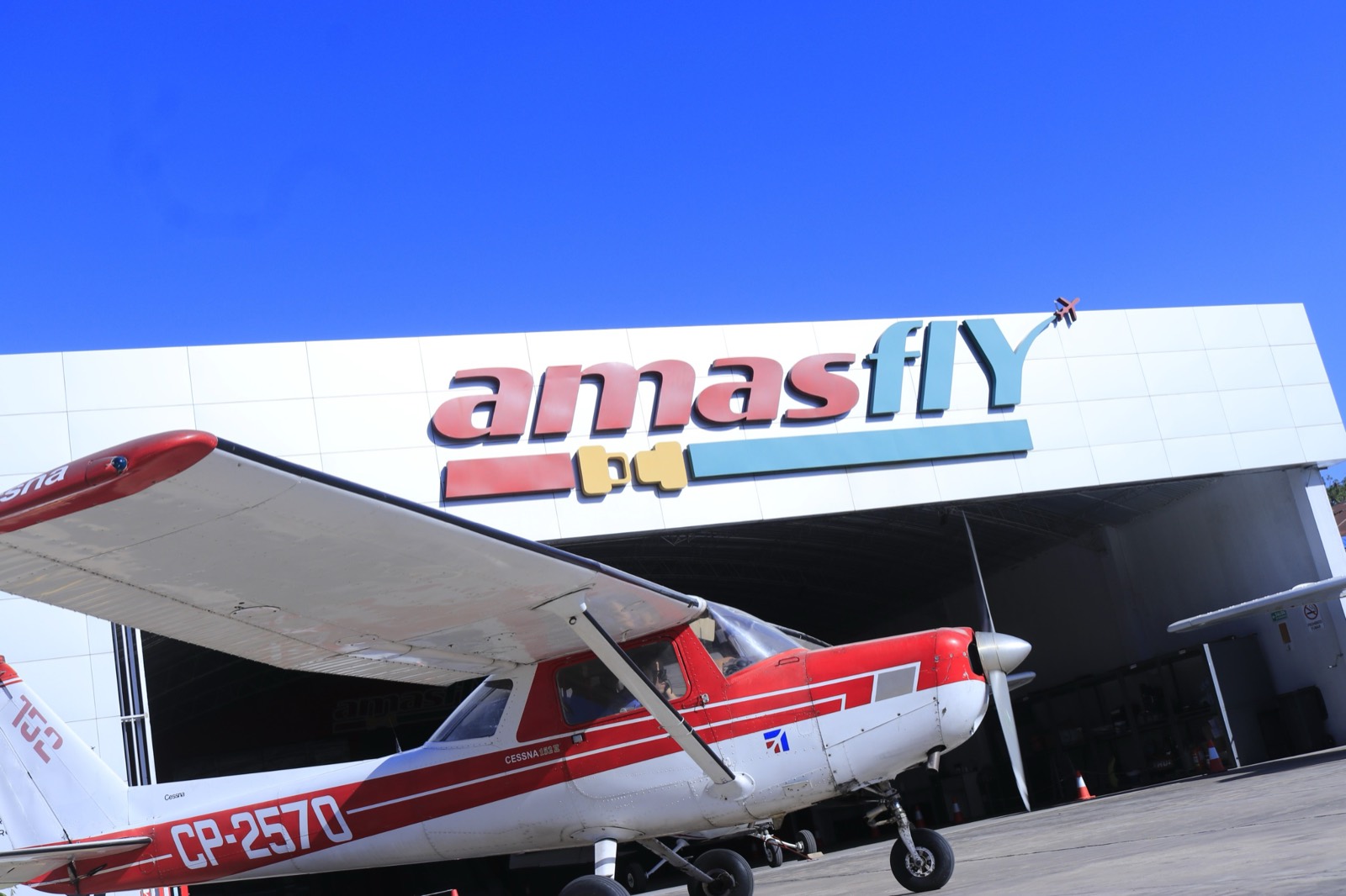 Aeronave de instrucción de AMASFLY frente al edificio del centro